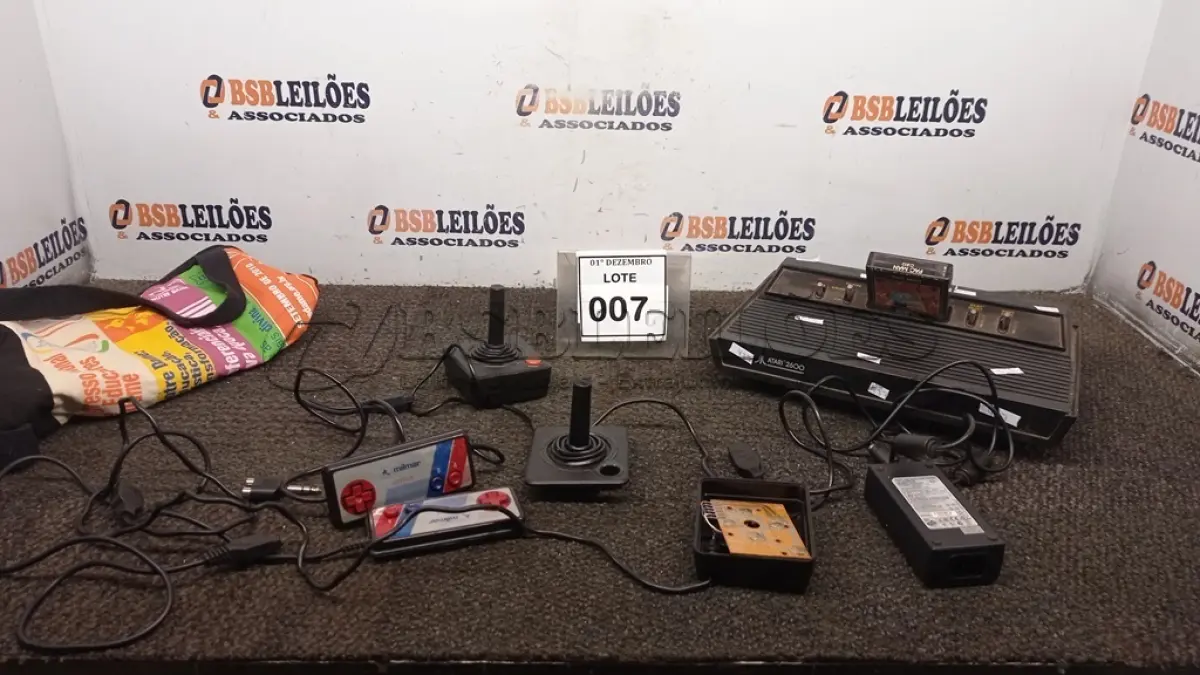 LOTE 007 - 01 VÍDEO GAME ATARI COM CARTUCHO. (NO ESTADO) ATENÇÃO! FAZER A VISITAÇÃO ANTES DE ARREMATAR, NÃO SABEMOS SE FUNCIONA, LEILÃO NÃO TEM GARANTIA E NEM DEVOLUÇÃO, SUJEITO A POSSÍVEIS AVARIAS VISÍVEIS/OCULTAS E/OU AUSÊNCIA DE COMPONENTES.