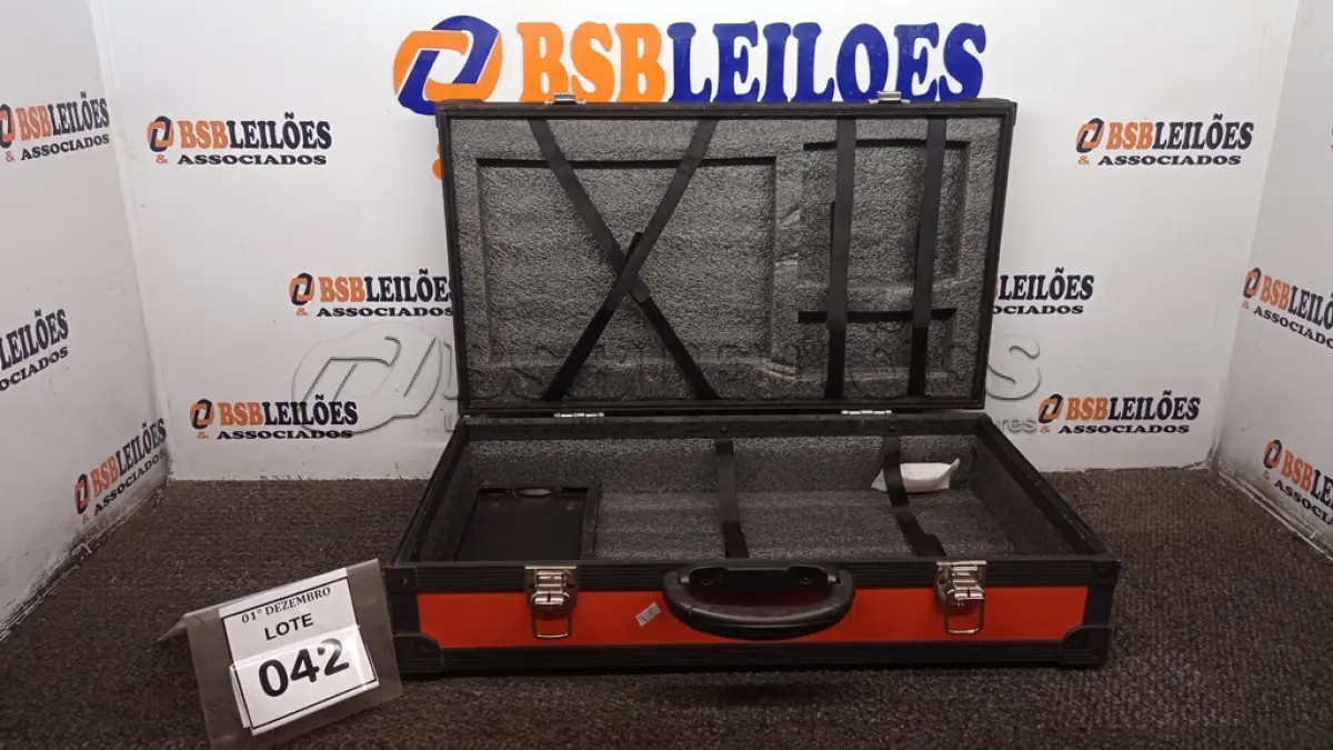 LOTE 042 - 01 MALETA CASE. (NO ESTADO) ATENÇÃO! FAZER A VISITAÇÃO ANTES DE ARREMATAR, NÃO SABEMOS SE FUNCIONA, LEILÃO NÃO TEM GARANTIA E NEM DEVOLUÇÃO, SUJEITO A POSSÍVEIS AVARIAS VISÍVEIS/OCULTAS E/OU AUSÊNCIA DE COMPONENTES.