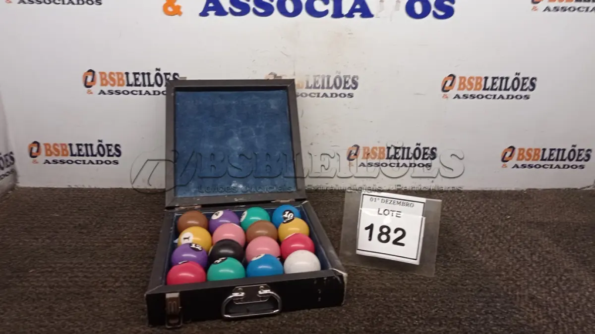 LOTE 182 - 01 MALETA COM 16 BOLAS DE SINUCA 54MM. (NO ESTADO) ATENÇÃO! FAZER A VISITAÇÃO ANTES DE ARREMATAR, NÃO SABEMOS SE FUNCIONA, LEILÃO NÃO TEM GARANTIA E NEM DEVOLUÇÃO, SUJEITO A POSSÍVEIS AVARIAS VISÍVEIS/OCULTAS E/OU AUSÊNCIA DE COMPONENTES.