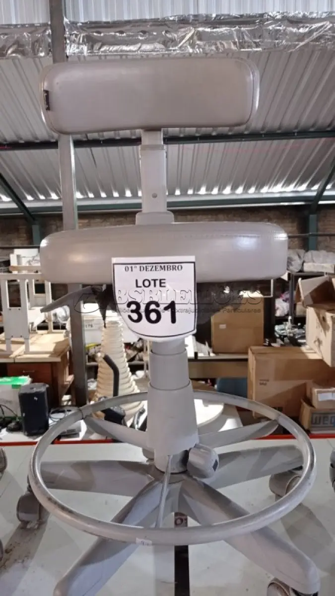 LOTE 361 - 01 CADEIRA MOCHO GIRATÓRIA. (NO ESTADO) ATENÇÃO! FAZER A VISITAÇÃO ANTES DE ARREMATAR, NÃO SABEMOS SE FUNCIONA, LEILÃO NÃO TEM GARANTIA E NEM DEVOLUÇÃO, SUJEITO A POSSÍVEIS AVARIAS VISÍVEIS/OCULTAS E/OU AUSÊNCIA DE COMPONENTES.