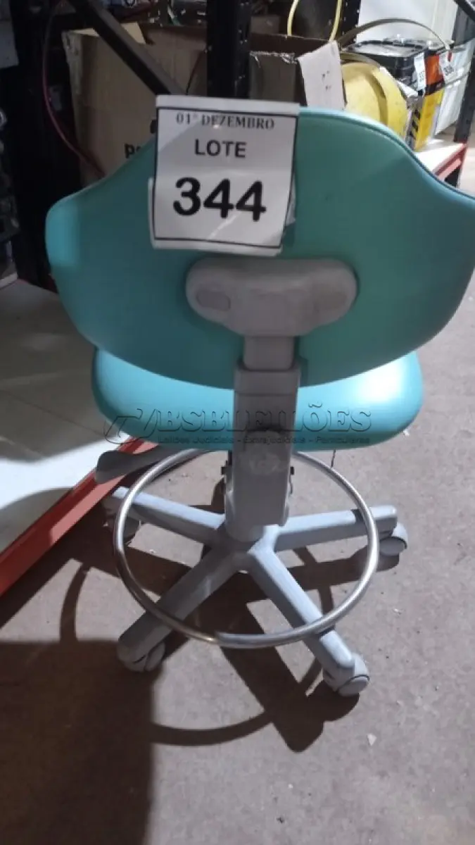 LOTE 344 - 01 CADEIRA MOCHO GIRATÓRIA. (NO ESTADO) ATENÇÃO! FAZER A VISITAÇÃO ANTES DE ARREMATAR, NÃO SABEMOS SE FUNCIONA, LEILÃO NÃO TEM GARANTIA E NEM DEVOLUÇÃO, SUJEITO A POSSÍVEIS AVARIAS VISÍVEIS/OCULTAS E/OU AUSÊNCIA DE COMPONENTES.