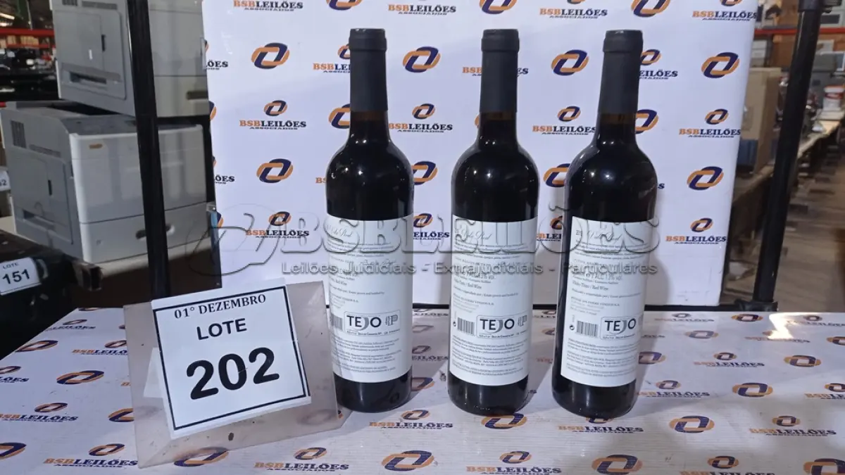LOTE 202 - 03 GARRAFAS DE VINHO FINO TINTO SECO VALA REAL DE 750ML SAFRA 2019. (NO ESTADO) ATENÇÃO! FAZER A VISITAÇÃO ANTES DE ARREMATAR, NÃO SABEMOS SE FUNCIONA, LEILÃO NÃO TEM GARANTIA E NEM DEVOLUÇÃO, SUJEITO A POSSÍVEIS AVARIAS VISÍVEIS/OCULTAS E/OU AUSÊNCIA DE COMPONENTES.