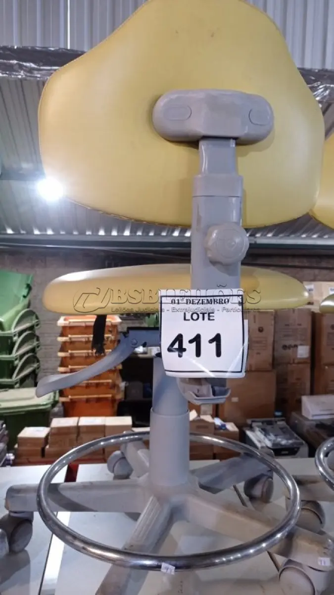LOTE 411 - 01 CADEIRA MOCHO GIRATÓRIA. (NO ESTADO) ATENÇÃO! FAZER A VISITAÇÃO ANTES DE ARREMATAR, NÃO SABEMOS SE FUNCIONA, LEILÃO NÃO TEM GARANTIA E NEM DEVOLUÇÃO, SUJEITO A POSSÍVEIS AVARIAS VISÍVEIS/OCULTAS E/OU AUSÊNCIA DE COMPONENTES.