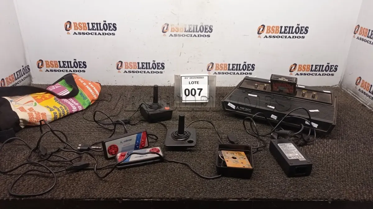 LOTE 007 - 01 VÍDEO GAME ATARI COM CARTUCHO. (NO ESTADO) ATENÇÃO! FAZER A VISITAÇÃO ANTES DE ARREMATAR, NÃO SABEMOS SE FUNCIONA, LEILÃO NÃO TEM GARANTIA E NEM DEVOLUÇÃO, SUJEITO A POSSÍVEIS AVARIAS VISÍVEIS/OCULTAS E/OU AUSÊNCIA DE COMPONENTES.