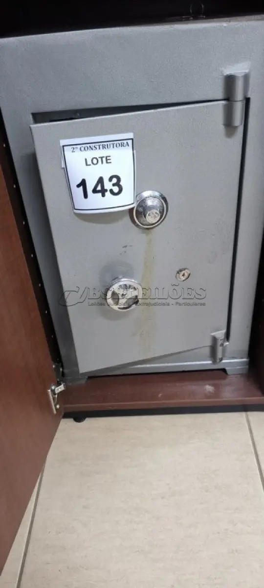 LOTE 143 - 01 COFRE DE AÇO PEQUENO SEM CHAVE E SEGREDO (ESTÁ ABERTO ). (NO ESTADO) ATENÇÃO! FAZER A VISITAÇÃO ANTES DE ARREMATAR, NÃO SABEMOS SE FUNCIONA, LEILÃO NÃO TEM GARANTIA E NEM DEVOLUÇÃO, SUJEITO A POSSÍVEIS AVARIAS VISÍVEIS/OCULTAS E/OU AUSÊNCIA DE COMPONENTES.