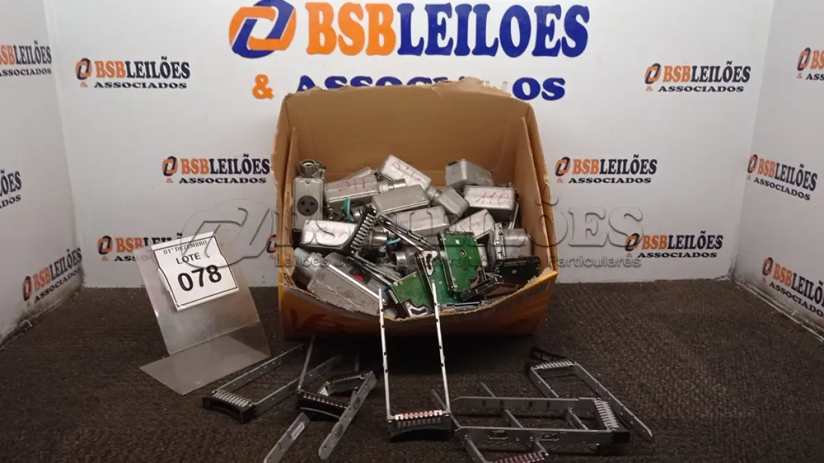 LOTE 078 - 01 LOTE COM VÁRIOS HDS E SUPORTE DE HD PRA SERVIDOR E VÁRIAS TOMADAS DE EMBUTIR MODELOS DIVERSOS. (NO ESTADO) ATENÇÃO! FAZER A VISITAÇÃO ANTES DE ARREMATAR, NÃO SABEMOS SE FUNCIONA, LEILÃO NÃO TEM GARANTIA E NEM DEVOLUÇÃO, SUJEITO A POSSÍVEIS AVARIAS VISÍVEIS/OCULTAS E/OU AUSÊNCIA DE COMPONENTES.
