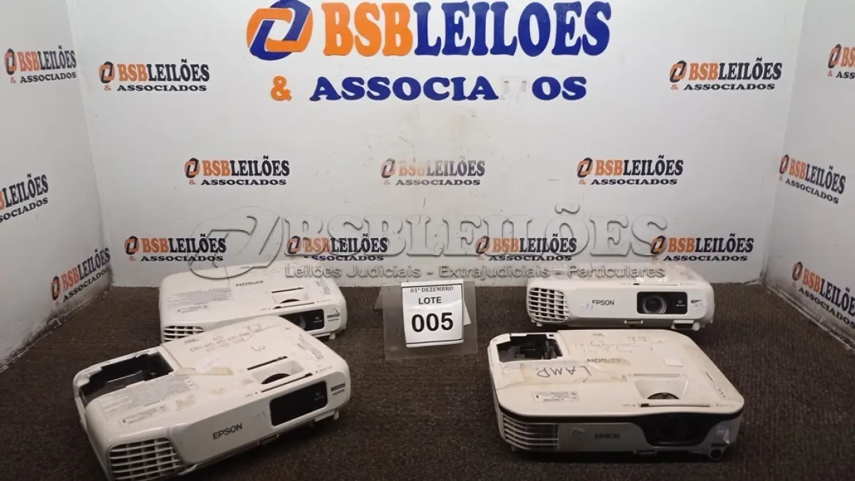 LOTE 005 - 04 PROJETORES MARCA EPSON PARA RETIRADA DE PEÇAS. (NO ESTADO) ATENÇÃO! FAZER A VISITAÇÃO ANTES DE ARREMATAR, NÃO SABEMOS SE FUNCIONA, LEILÃO NÃO TEM GARANTIA E NEM DEVOLUÇÃO, SUJEITO A POSSÍVEIS AVARIAS VISÍVEIS/OCULTAS E/OU AUSÊNCIA DE COMPONENTES.