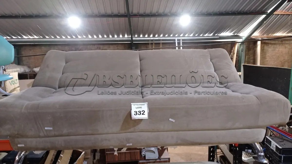LOTE 332 - 01 SOFÁ CAMA. (NO ESTADO) ATENÇÃO! FAZER A VISITAÇÃO ANTES DE ARREMATAR, NÃO SABEMOS SE FUNCIONA, LEILÃO NÃO TEM GARANTIA E NEM DEVOLUÇÃO, SUJEITO A POSSÍVEIS AVARIAS VISÍVEIS/OCULTAS E/OU AUSÊNCIA DE COMPONENTES.
