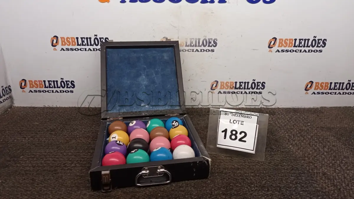 LOTE 182 - 01 MALETA COM 16 BOLAS DE SINUCA 54MM. (NO ESTADO) ATENÇÃO! FAZER A VISITAÇÃO ANTES DE ARREMATAR, NÃO SABEMOS SE FUNCIONA, LEILÃO NÃO TEM GARANTIA E NEM DEVOLUÇÃO, SUJEITO A POSSÍVEIS AVARIAS VISÍVEIS/OCULTAS E/OU AUSÊNCIA DE COMPONENTES.