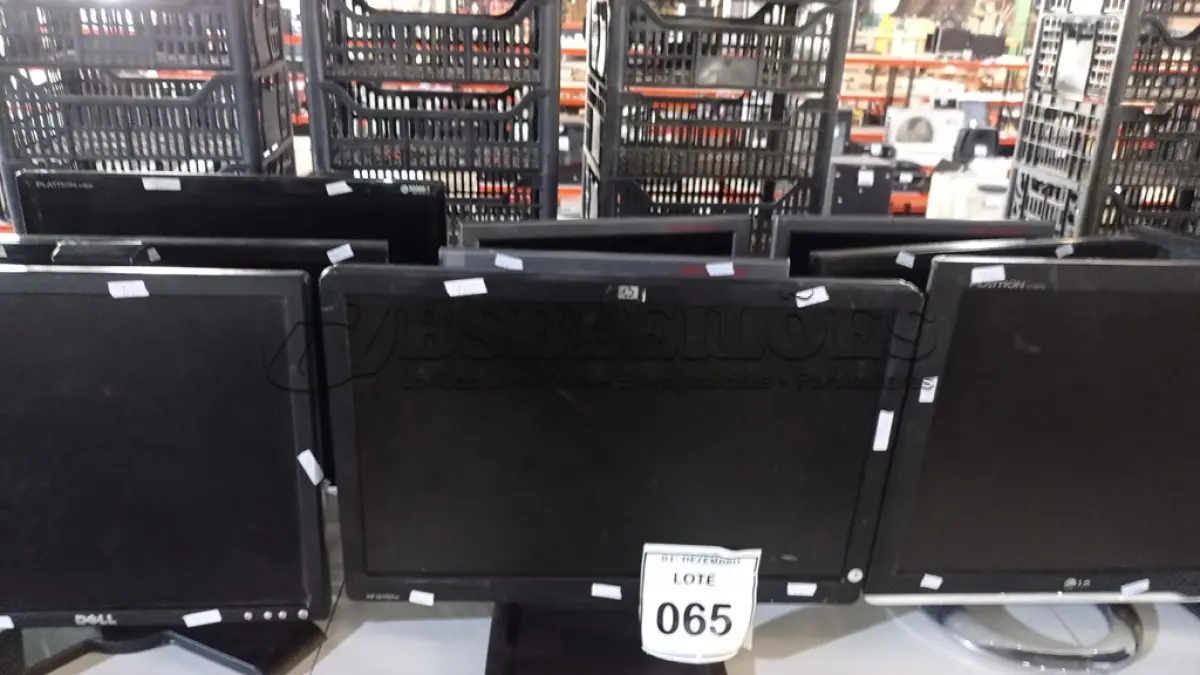 LOTE 065 - 10 MONITORES DE MARCAS E MODELOS DIVERSOS. (NO ESTADO) ATENÇÃO! FAZER A VISITAÇÃO ANTES DE ARREMATAR, NÃO SABEMOS SE FUNCIONA, LEILÃO NÃO TEM GARANTIA E NEM DEVOLUÇÃO, SUJEITO A POSSÍVEIS AVARIAS VISÍVEIS/OCULTAS E/OU AUSÊNCIA DE COMPONENTES.