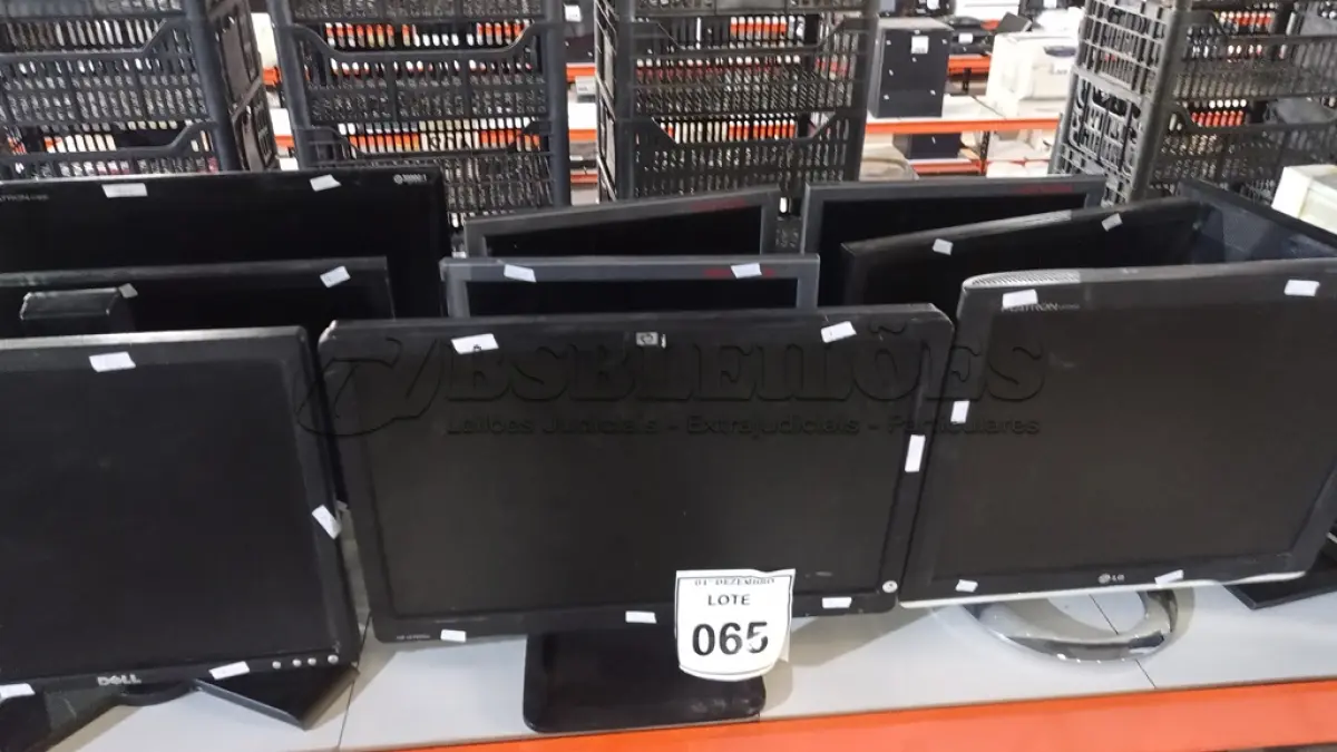 LOTE 065 - 10 MONITORES DE MARCAS E MODELOS DIVERSOS. (NO ESTADO) ATENÇÃO! FAZER A VISITAÇÃO ANTES DE ARREMATAR, NÃO SABEMOS SE FUNCIONA, LEILÃO NÃO TEM GARANTIA E NEM DEVOLUÇÃO, SUJEITO A POSSÍVEIS AVARIAS VISÍVEIS/OCULTAS E/OU AUSÊNCIA DE COMPONENTES.