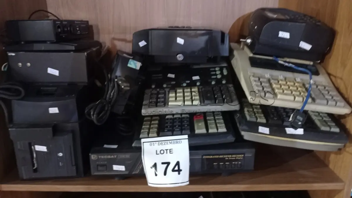 LOTE 174 - 01 LOTE COM VÁRIAS CALCULADORAS COMERCIAIS E RELÓGIOS DE PONTO E 01 RECEPTOR DECODIFICADOR MARCA TECSAT. (NO ESTADO) ATENÇÃO! FAZER A VISITAÇÃO ANTES DE ARREMATAR, NÃO SABEMOS SE FUNCIONA, LEILÃO NÃO TEM GARANTIA E NEM DEVOLUÇÃO, SUJEITO A POSSÍVEIS AVARIAS VISÍVEIS/OCULTAS E/OU AUSÊNCIA DE COMPONENTES.