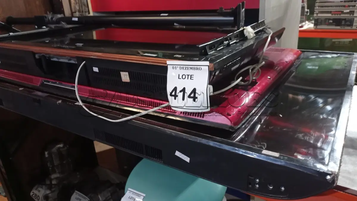 LOTE 414 - 03 TVS LCD DE TAMANHOS E MARCAS DIVERSAS E 01 SUPORTE PARA TV. (NO ESTADO) ATENÇÃO! FAZER A VISITAÇÃO ANTES DE ARREMATAR, NÃO SABEMOS SE FUNCIONA, LEILÃO NÃO TEM GARANTIA E NEM DEVOLUÇÃO, SUJEITO A POSSÍVEIS AVARIAS VISÍVEIS/OCULTAS E/OU AUSÊNCIA DE COMPONENTES.