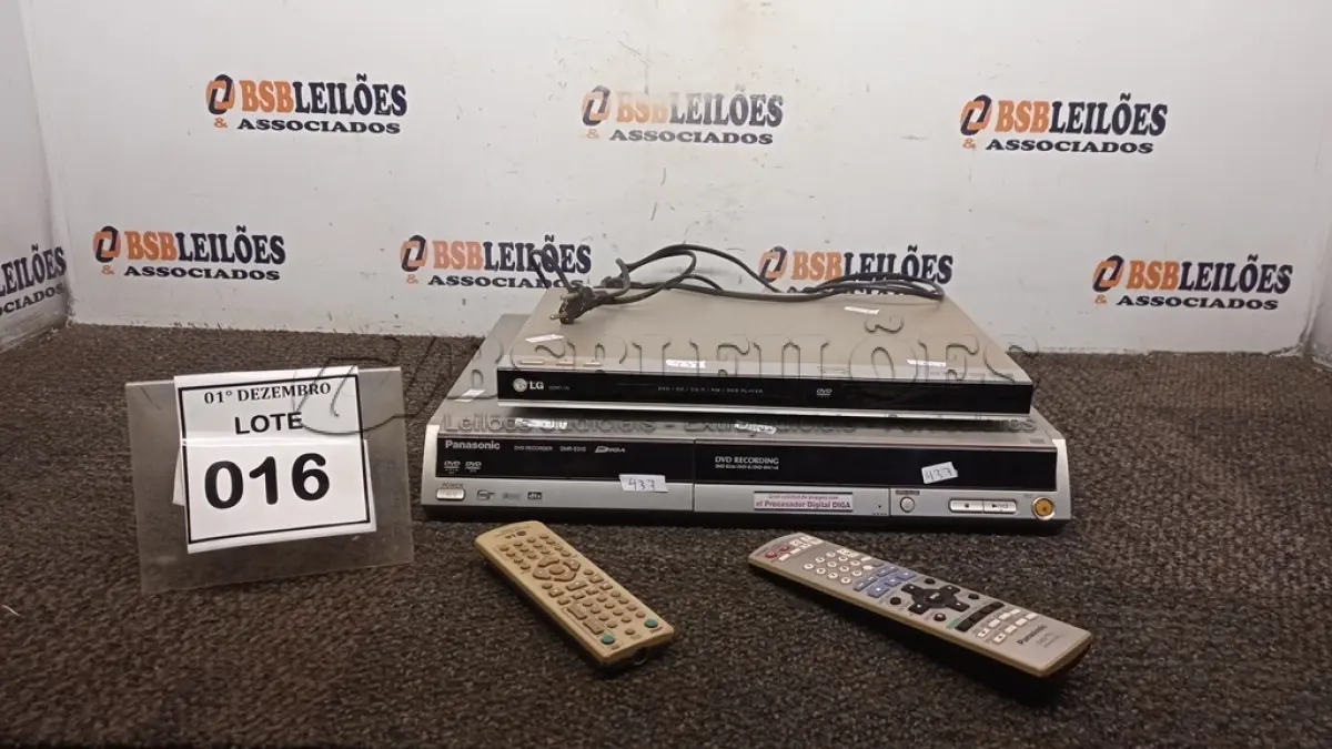 LOTE 016 - 01 GRAVADOR DE DVD COM CONTROLE MARCA PANASONIC E 01 DVD PLAYER MARCA LG COM CONTROLE. (NO ESTADO) ATENÇÃO! FAZER A VISITAÇÃO ANTES DE ARREMATAR, NÃO SABEMOS SE FUNCIONA, LEILÃO NÃO TEM GARANTIA E NEM DEVOLUÇÃO, SUJEITO A POSSÍVEIS AVARIAS VISÍVEIS/OCULTAS E/OU AUSÊNCIA DE COMPONENTES.