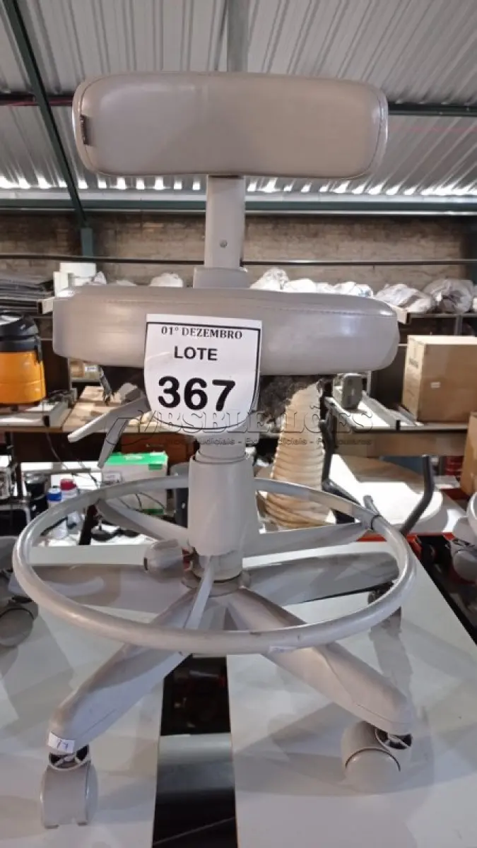 LOTE 367 - 01 CADEIRA MOCHO GIRATÓRIA. (NO ESTADO) ATENÇÃO! FAZER A VISITAÇÃO ANTES DE ARREMATAR, NÃO SABEMOS SE FUNCIONA, LEILÃO NÃO TEM GARANTIA E NEM DEVOLUÇÃO, SUJEITO A POSSÍVEIS AVARIAS VISÍVEIS/OCULTAS E/OU AUSÊNCIA DE COMPONENTES.