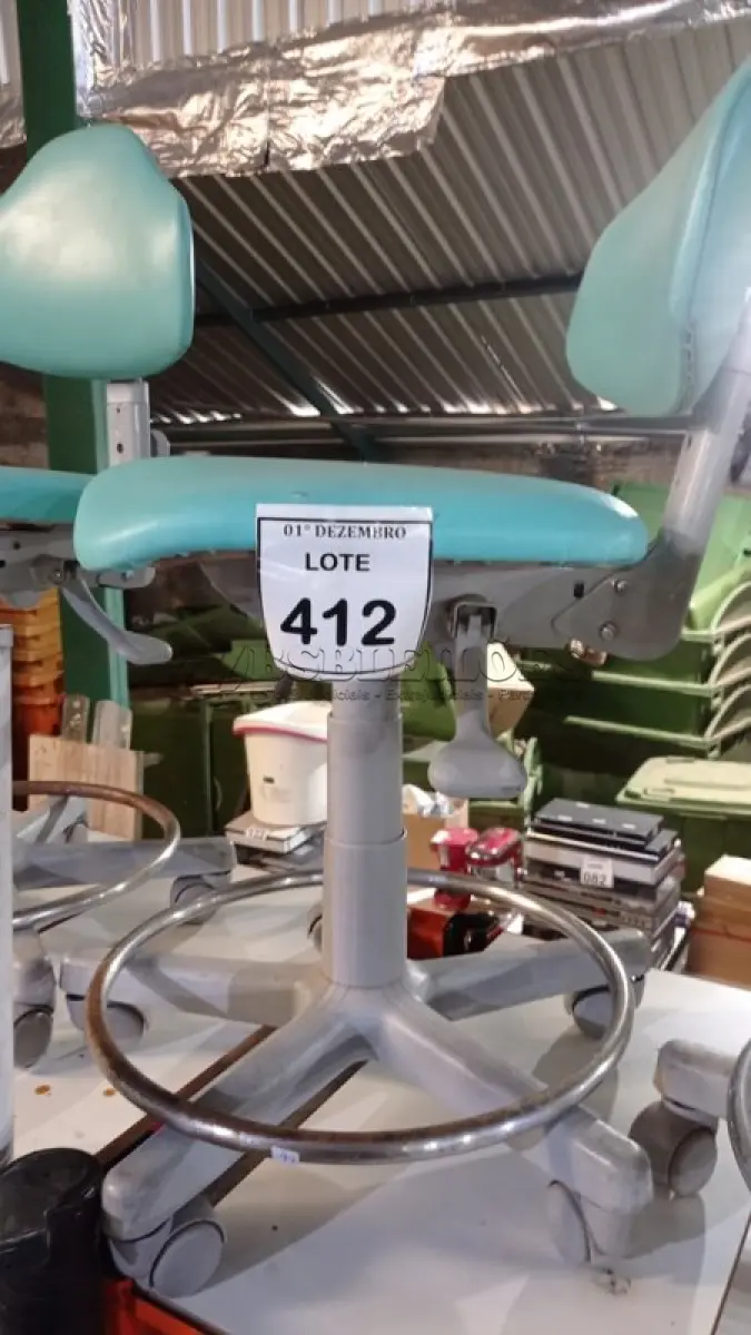 LOTE 412 - 01 CADEIRA MOCHO GIRATÓRIA. (NO ESTADO) ATENÇÃO! FAZER A VISITAÇÃO ANTES DE ARREMATAR, NÃO SABEMOS SE FUNCIONA, LEILÃO NÃO TEM GARANTIA E NEM DEVOLUÇÃO, SUJEITO A POSSÍVEIS AVARIAS VISÍVEIS/OCULTAS E/OU AUSÊNCIA DE COMPONENTES.