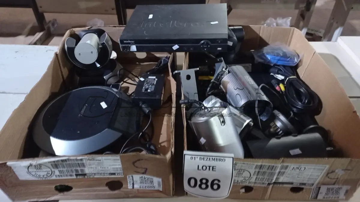 LOTE 086 - 01 LOTE COM VÁRIAS CÂMERAS DE MONITORAMENTO E APARELHOS DE VIDEOCONFERÊNCIA. (NO ESTADO) ATENÇÃO! FAZER A VISITAÇÃO ANTES DE ARREMATAR, NÃO SABEMOS SE FUNCIONA, LEILÃO NÃO TEM GARANTIA E NEM DEVOLUÇÃO, SUJEITO A POSSÍVEIS AVARIAS VISÍVEIS/OCULTAS E/OU AUSÊNCIA DE COMPONENTES.