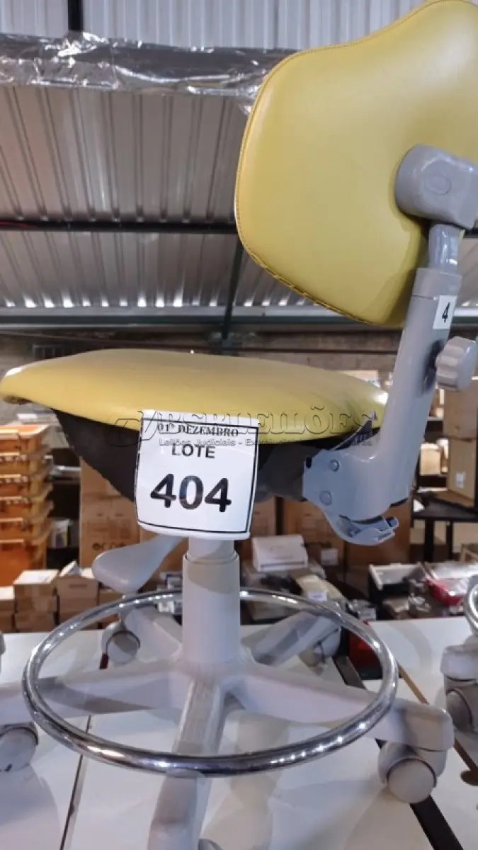 LOTE 404 - 01 CADEIRA MOCHO GIRATÓRIA. (NO ESTADO) ATENÇÃO! FAZER A VISITAÇÃO ANTES DE ARREMATAR, NÃO SABEMOS SE FUNCIONA, LEILÃO NÃO TEM GARANTIA E NEM DEVOLUÇÃO, SUJEITO A POSSÍVEIS AVARIAS VISÍVEIS/OCULTAS E/OU AUSÊNCIA DE COMPONENTES.