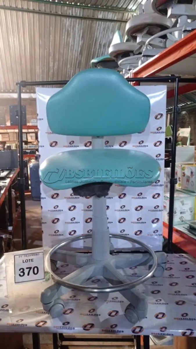 LOTE 370 - 01 CADEIRA MOCHO GIRATÓRIA. (NO ESTADO) ATENÇÃO! FAZER A VISITAÇÃO ANTES DE ARREMATAR, NÃO SABEMOS SE FUNCIONA, LEILÃO NÃO TEM GARANTIA E NEM DEVOLUÇÃO, SUJEITO A POSSÍVEIS AVARIAS VISÍVEIS/OCULTAS E/OU AUSÊNCIA DE COMPONENTES.