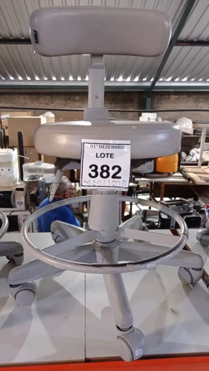 LOTE 382 - 01 CADEIRA MOCHO GIRATÓRIA. (NO ESTADO) ATENÇÃO! FAZER A VISITAÇÃO ANTES DE ARREMATAR, NÃO SABEMOS SE FUNCIONA, LEILÃO NÃO TEM GARANTIA E NEM DEVOLUÇÃO, SUJEITO A POSSÍVEIS AVARIAS VISÍVEIS/OCULTAS E/OU AUSÊNCIA DE COMPONENTES.