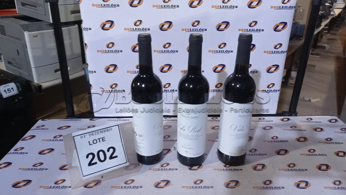 LOTE 202 - 03 GARRAFAS DE VINHO FINO TINTO SECO VALA REAL DE 750ML SAFRA 2019. (NO ESTADO) ATENÇÃO! FAZER A VISITAÇÃO ANTES DE ARREMATAR, NÃO SABEMOS SE FUNCIONA, LEILÃO NÃO TEM GARANTIA E NEM DEVOLUÇÃO, SUJEITO A POSSÍVEIS AVARIAS VISÍVEIS/OCULTAS E/OU AUSÊNCIA DE COMPONENTES.