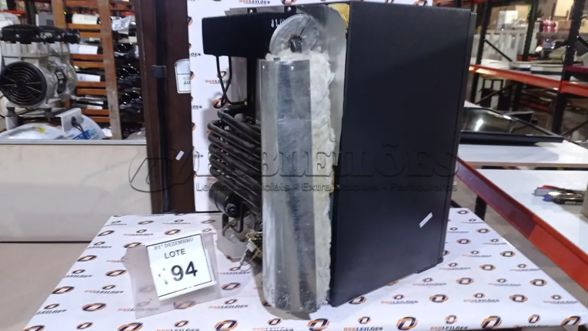 LOTE 194 - 01 FRIGOBAR MARCA ELECTROLUX. (NO ESTADO) ATENÇÃO! FAZER A VISITAÇÃO ANTES DE ARREMATAR, NÃO SABEMOS SE FUNCIONA, LEILÃO NÃO TEM GARANTIA E NEM DEVOLUÇÃO, SUJEITO A POSSÍVEIS AVARIAS VISÍVEIS/OCULTAS E/OU AUSÊNCIA DE COMPONENTES.