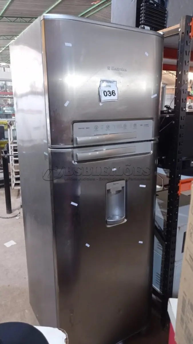LOTE 036 - 01 GELADEIRA DE 127V MARCA ELECTROLUX. (NO ESTADO) ATENÇÃO! FAZER A VISITAÇÃO ANTES DE ARREMATAR, NÃO SABEMOS SE FUNCIONA, LEILÃO NÃO TEM GARANTIA E NEM DEVOLUÇÃO, SUJEITO A POSSÍVEIS AVARIAS VISÍVEIS/OCULTAS E/OU AUSÊNCIA DE COMPONENTES.