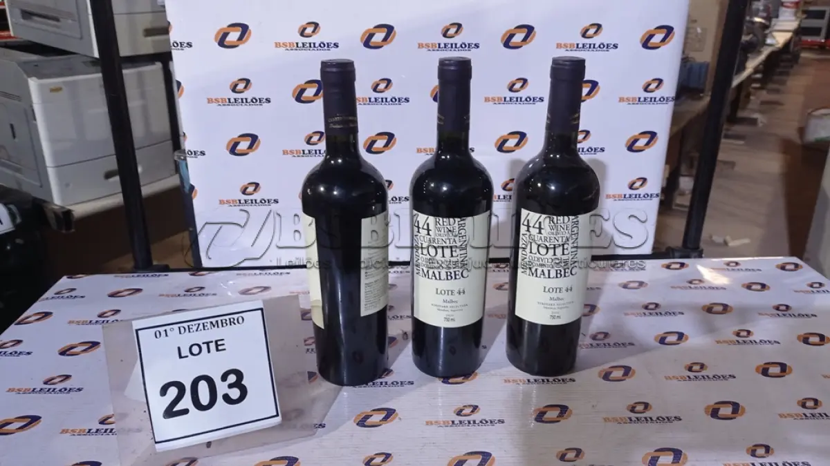 LOTE 203 - 03 GARRAFAS DE VINHO TINTO SECO FINO MALBEC LOTE 44 DE 750ML SAFRA 2020. (NO ESTADO) ATENÇÃO! FAZER A VISITAÇÃO ANTES DE ARREMATAR, NÃO SABEMOS SE FUNCIONA, LEILÃO NÃO TEM GARANTIA E NEM DEVOLUÇÃO, SUJEITO A POSSÍVEIS AVARIAS VISÍVEIS/OCULTAS E/OU AUSÊNCIA DE COMPONENTES.