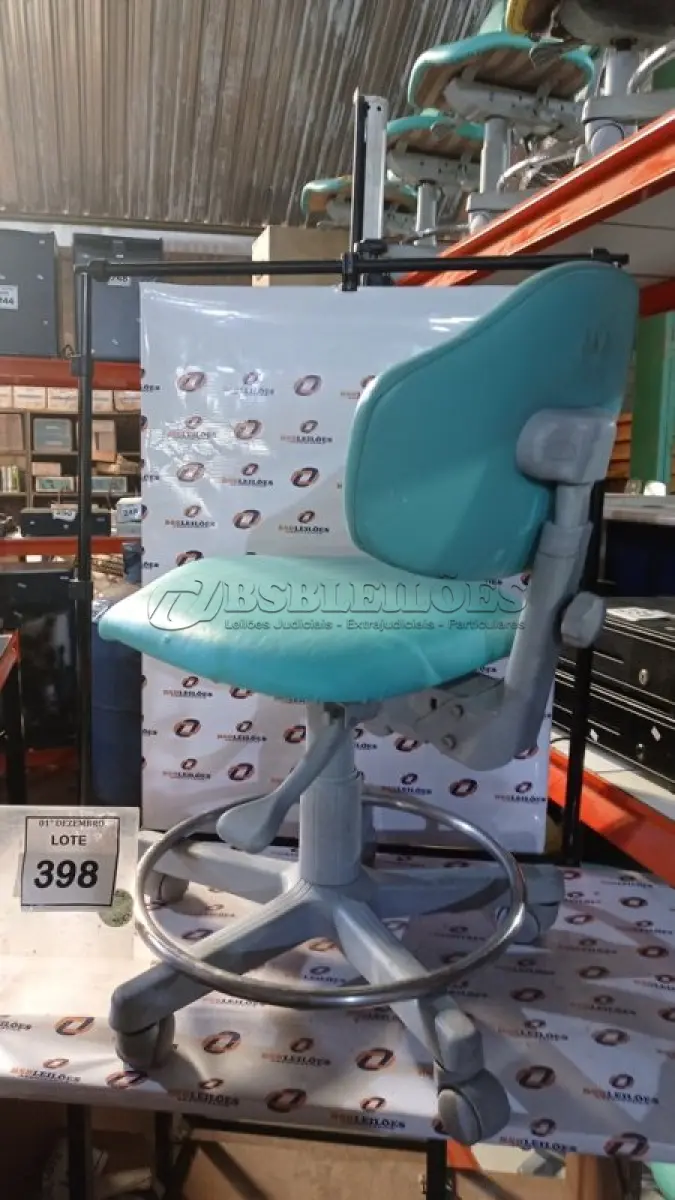 LOTE 398 - 01 CADEIRA MOCHO GIRATÓRIA. (NO ESTADO) ATENÇÃO! FAZER A VISITAÇÃO ANTES DE ARREMATAR, NÃO SABEMOS SE FUNCIONA, LEILÃO NÃO TEM GARANTIA E NEM DEVOLUÇÃO, SUJEITO A POSSÍVEIS AVARIAS VISÍVEIS/OCULTAS E/OU AUSÊNCIA DE COMPONENTES.