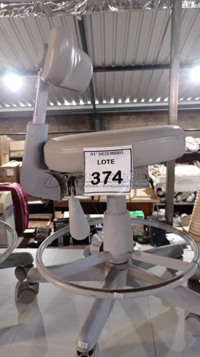 LOTE 374 - 01 CADEIRA MOCHO GIRATÓRIA. (NO ESTADO) ATENÇÃO! FAZER A VISITAÇÃO ANTES DE ARREMATAR, NÃO SABEMOS SE FUNCIONA, LEILÃO NÃO TEM GARANTIA E NEM DEVOLUÇÃO, SUJEITO A POSSÍVEIS AVARIAS VISÍVEIS/OCULTAS E/OU AUSÊNCIA DE COMPONENTES.