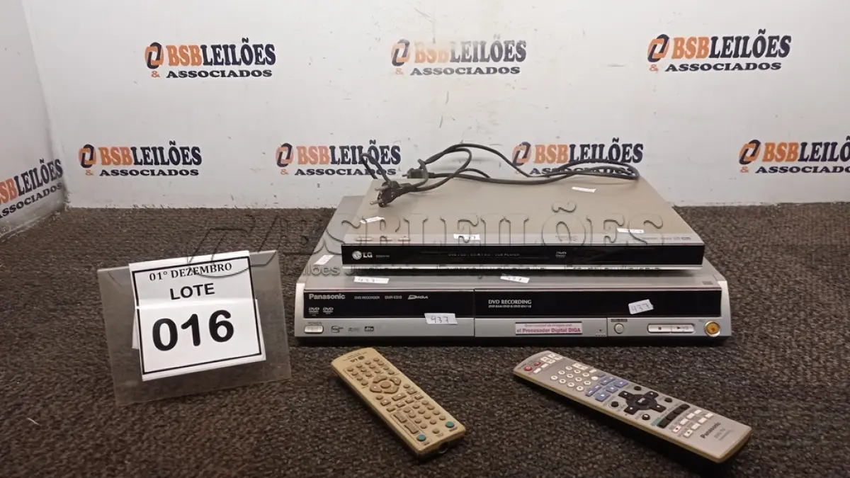 LOTE 016 - 01 GRAVADOR DE DVD COM CONTROLE MARCA PANASONIC E 01 DVD PLAYER MARCA LG COM CONTROLE. (NO ESTADO) ATENÇÃO! FAZER A VISITAÇÃO ANTES DE ARREMATAR, NÃO SABEMOS SE FUNCIONA, LEILÃO NÃO TEM GARANTIA E NEM DEVOLUÇÃO, SUJEITO A POSSÍVEIS AVARIAS VISÍVEIS/OCULTAS E/OU AUSÊNCIA DE COMPONENTES.