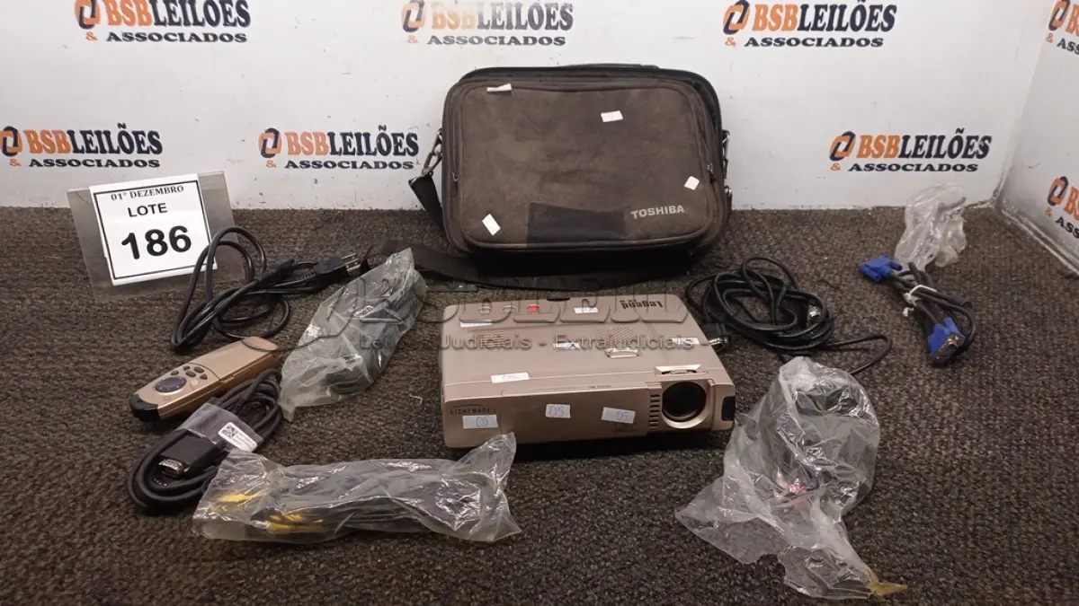 LOTE 186 - 01 PROJETOR MODELO LEGEND LX-8 MARCA LIGHTWARE COM CABOS E BOLSA. (NO ESTADO) ATENÇÃO! FAZER A VISITAÇÃO ANTES DE ARREMATAR, NÃO SABEMOS SE FUNCIONA, LEILÃO NÃO TEM GARANTIA E NEM DEVOLUÇÃO, SUJEITO A POSSÍVEIS AVARIAS VISÍVEIS/OCULTAS E/OU AUSÊNCIA DE COMPONENTES.