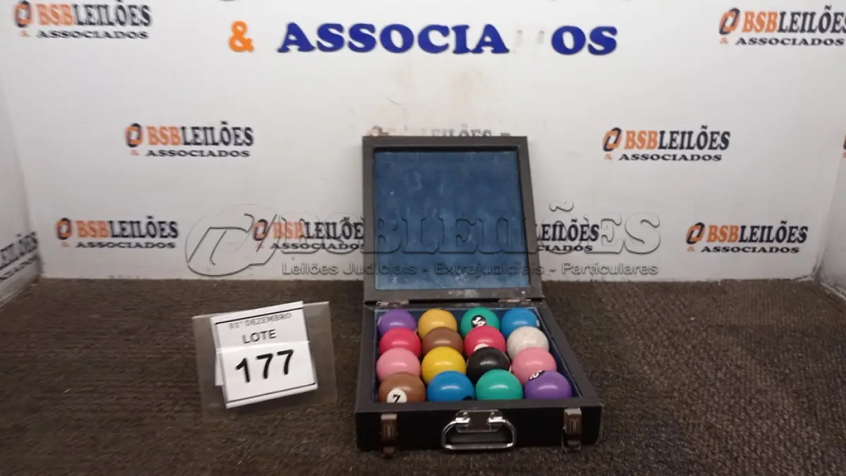 LOTE 177 - 01 MALETA COM 16 BOLAS DE SINUCA 54MM. (NO ESTADO) ATENÇÃO! FAZER A VISITAÇÃO ANTES DE ARREMATAR, NÃO SABEMOS SE FUNCIONA, LEILÃO NÃO TEM GARANTIA E NEM DEVOLUÇÃO, SUJEITO A POSSÍVEIS AVARIAS VISÍVEIS/OCULTAS E/OU AUSÊNCIA DE COMPONENTES.