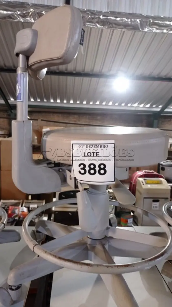 LOTE 388 - 01 CADEIRA MOCHO GIRATÓRIA. (NO ESTADO) ATENÇÃO! FAZER A VISITAÇÃO ANTES DE ARREMATAR, NÃO SABEMOS SE FUNCIONA, LEILÃO NÃO TEM GARANTIA E NEM DEVOLUÇÃO, SUJEITO A POSSÍVEIS AVARIAS VISÍVEIS/OCULTAS E/OU AUSÊNCIA DE COMPONENTES.
