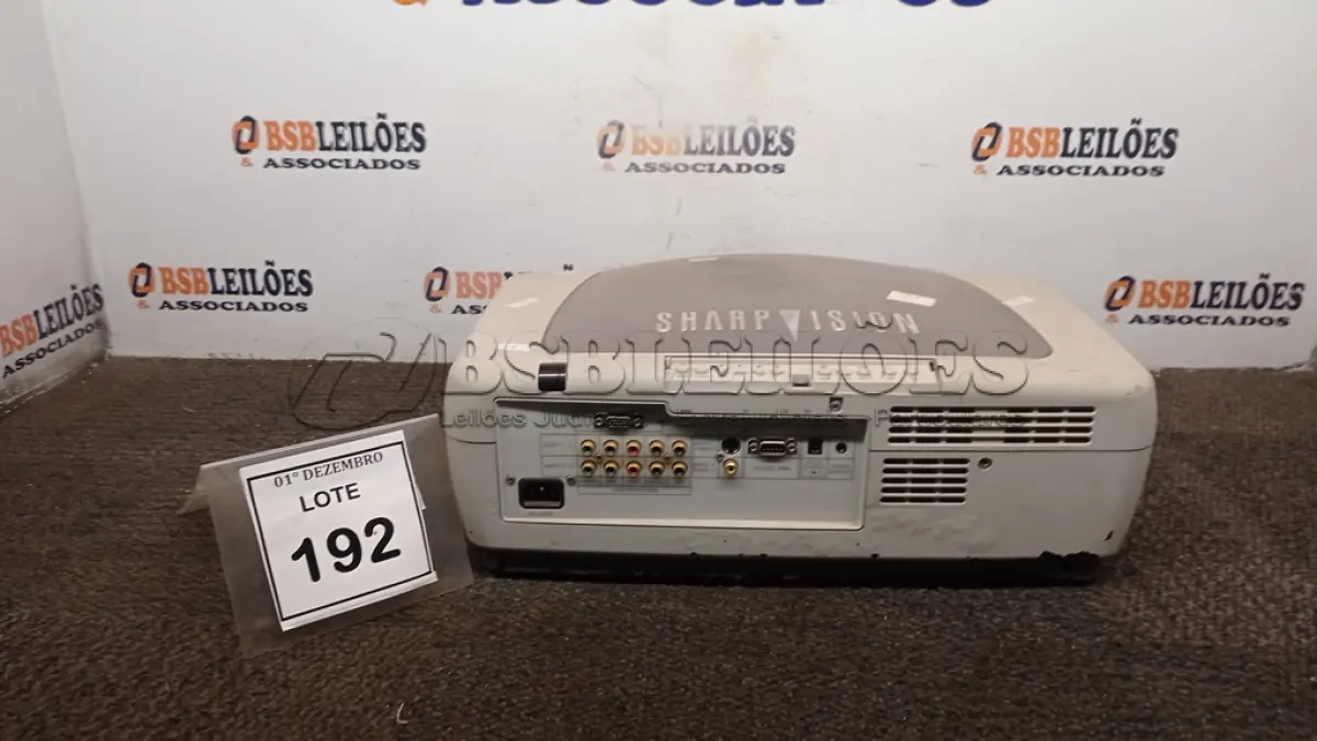 LOTE 192 - 01 PROJETOR MARCA SHARP VISION. (NO ESTADO) ATENÇÃO! FAZER A VISITAÇÃO ANTES DE ARREMATAR, NÃO SABEMOS SE FUNCIONA, LEILÃO NÃO TEM GARANTIA E NEM DEVOLUÇÃO, SUJEITO A POSSÍVEIS AVARIAS VISÍVEIS/OCULTAS E/OU AUSÊNCIA DE COMPONENTES.