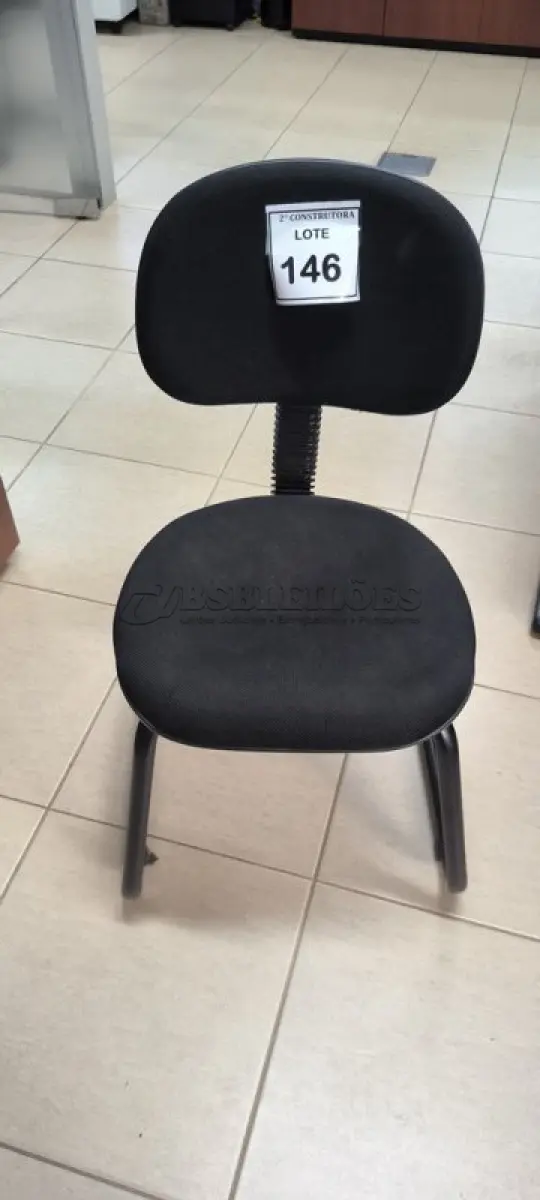 LOTE 146 - 01 CADEIRA PARA ESCRITÓRIO FIXA. (NO ESTADO) ATENÇÃO! FAZER A VISITAÇÃO ANTES DE ARREMATAR, NÃO SABEMOS SE FUNCIONA, LEILÃO NÃO TEM GARANTIA E NEM DEVOLUÇÃO, SUJEITO A POSSÍVEIS AVARIAS VISÍVEIS/OCULTAS E/OU AUSÊNCIA DE COMPONENTES.