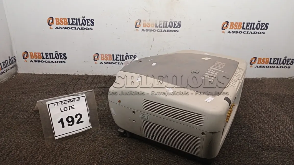 LOTE 192 - 01 PROJETOR MARCA SHARP VISION. (NO ESTADO) ATENÇÃO! FAZER A VISITAÇÃO ANTES DE ARREMATAR, NÃO SABEMOS SE FUNCIONA, LEILÃO NÃO TEM GARANTIA E NEM DEVOLUÇÃO, SUJEITO A POSSÍVEIS AVARIAS VISÍVEIS/OCULTAS E/OU AUSÊNCIA DE COMPONENTES.