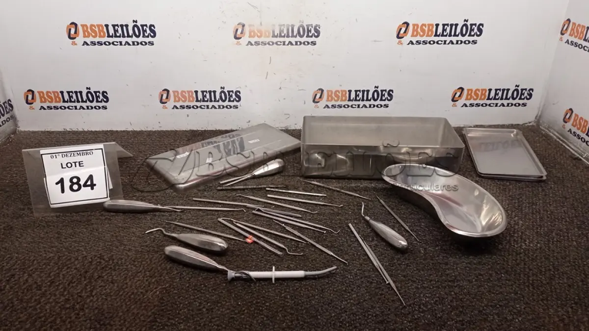 LOTE 184 - 01 CAIXA COM BANDEJAS CIRÚRGICAS E VÁRIAS FERRAMENTAS ODONTOLÓGICAS. (NO ESTADO) ATENÇÃO! FAZER A VISITAÇÃO ANTES DE ARREMATAR, NÃO SABEMOS SE FUNCIONA, LEILÃO NÃO TEM GARANTIA E NEM DEVOLUÇÃO, SUJEITO A POSSÍVEIS AVARIAS VISÍVEIS/OCULTAS E/OU AUSÊNCIA DE COMPONENTES.