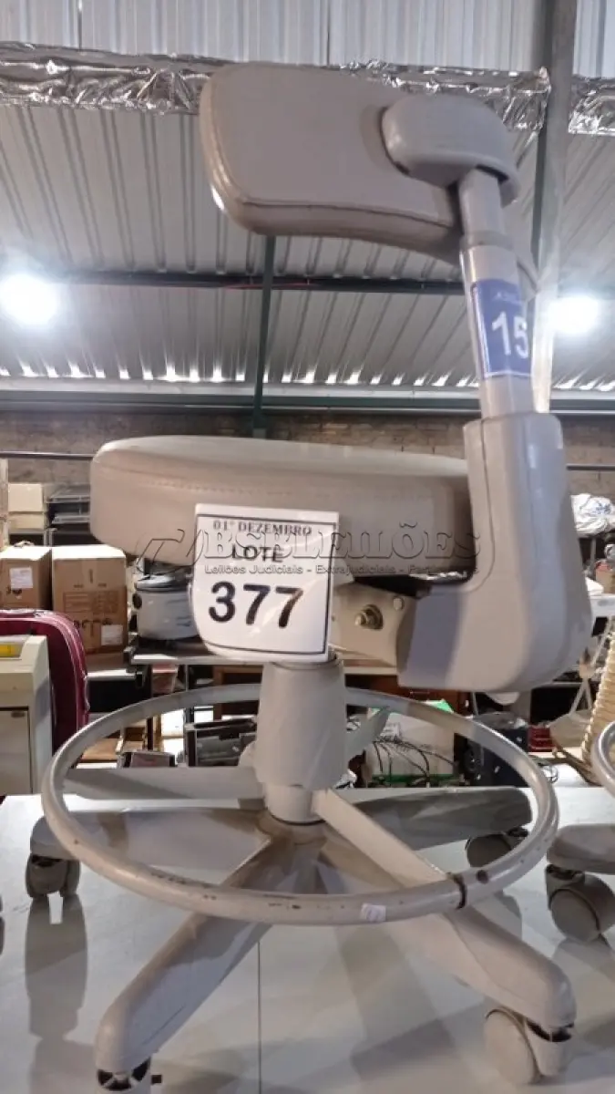 LOTE 377 - 01 CADEIRA MOCHO GIRATÓRIA. (NO ESTADO) ATENÇÃO! FAZER A VISITAÇÃO ANTES DE ARREMATAR, NÃO SABEMOS SE FUNCIONA, LEILÃO NÃO TEM GARANTIA E NEM DEVOLUÇÃO, SUJEITO A POSSÍVEIS AVARIAS VISÍVEIS/OCULTAS E/OU AUSÊNCIA DE COMPONENTES.