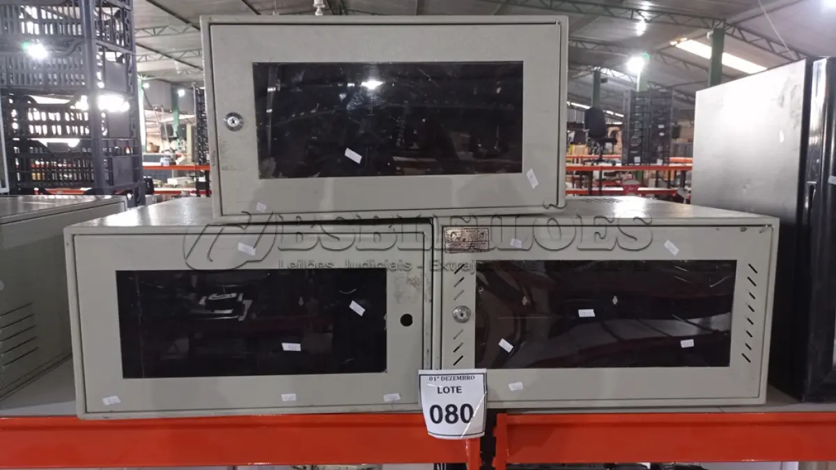 LOTE 080 - 03 MINIS RACK DE REDE COM PORTA DE ACRÍLICO E FECHADURA. (NO ESTADO) ATENÇÃO! FAZER A VISITAÇÃO ANTES DE ARREMATAR, NÃO SABEMOS SE FUNCIONA, LEILÃO NÃO TEM GARANTIA E NEM DEVOLUÇÃO, SUJEITO A POSSÍVEIS AVARIAS VISÍVEIS/OCULTAS E/OU AUSÊNCIA DE COMPONENTES.