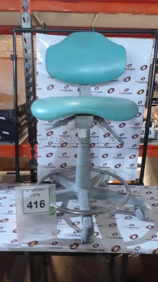 LOTE 416 - 01 CADEIRA MOCHO GIRATÓRIA. (NO ESTADO) ATENÇÃO! FAZER A VISITAÇÃO ANTES DE ARREMATAR, NÃO SABEMOS SE FUNCIONA, LEILÃO NÃO TEM GARANTIA E NEM DEVOLUÇÃO, SUJEITO A POSSÍVEIS AVARIAS VISÍVEIS/OCULTAS E/OU AUSÊNCIA DE COMPONENTES.