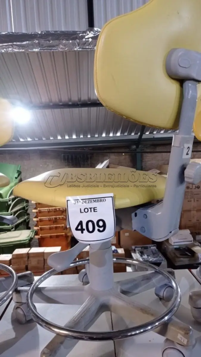 LOTE 409 - 01 CADEIRA MOCHO GIRATÓRIA. (NO ESTADO) ATENÇÃO! FAZER A VISITAÇÃO ANTES DE ARREMATAR, NÃO SABEMOS SE FUNCIONA, LEILÃO NÃO TEM GARANTIA E NEM DEVOLUÇÃO, SUJEITO A POSSÍVEIS AVARIAS VISÍVEIS/OCULTAS E/OU AUSÊNCIA DE COMPONENTES.