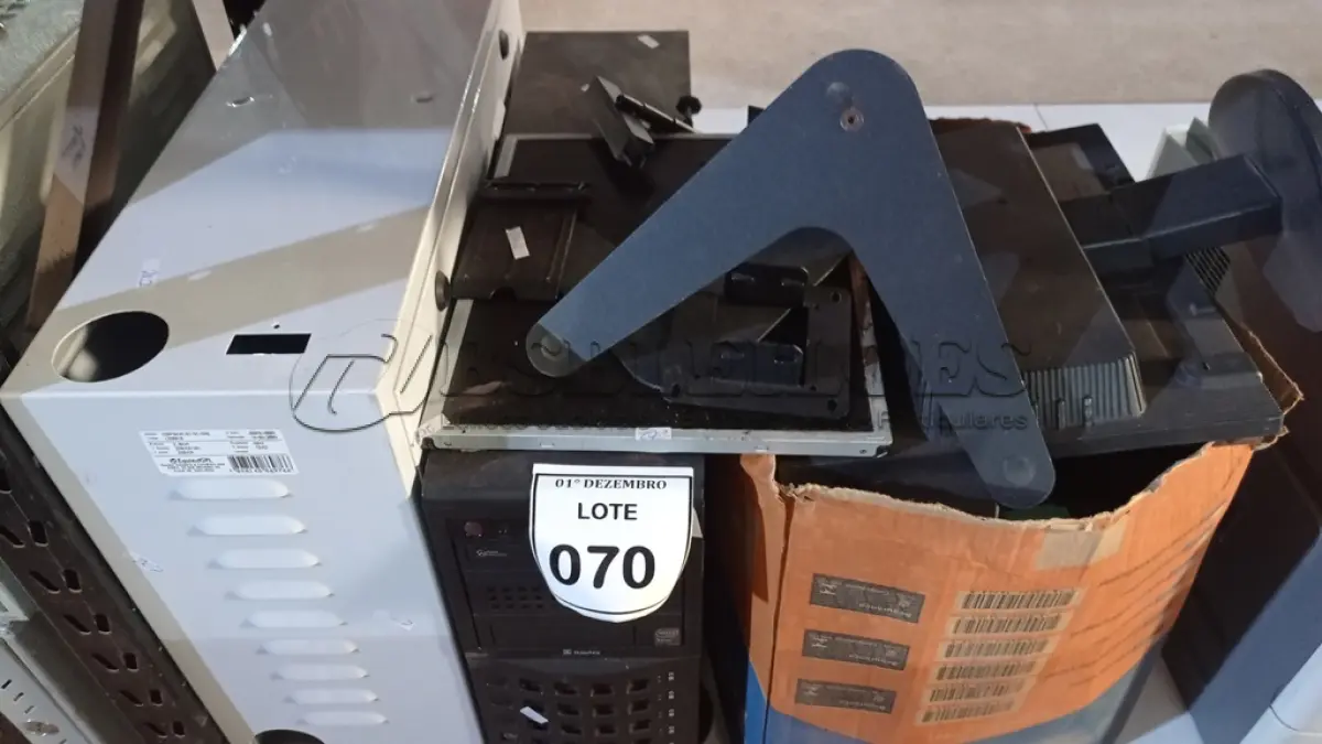 LOTE 070 - 01 BANCO DE BATERIAS (VAZIO), 01 SERVIDOR MARCA ITAUTEC E 01 CAIXA COM PEÇAS DE COMPUTADORES E PERIFÉRICOS DIVERSOS. (NO ESTADO) ATENÇÃO! FAZER A VISITAÇÃO ANTES DE ARREMATAR, NÃO SABEMOS SE FUNCIONA, LEILÃO NÃO TEM GARANTIA E NEM DEVOLUÇÃO, SUJEITO A POSSÍVEIS AVARIAS VISÍVEIS/OCULTAS E/OU AUSÊNCIA DE COMPONENTES.