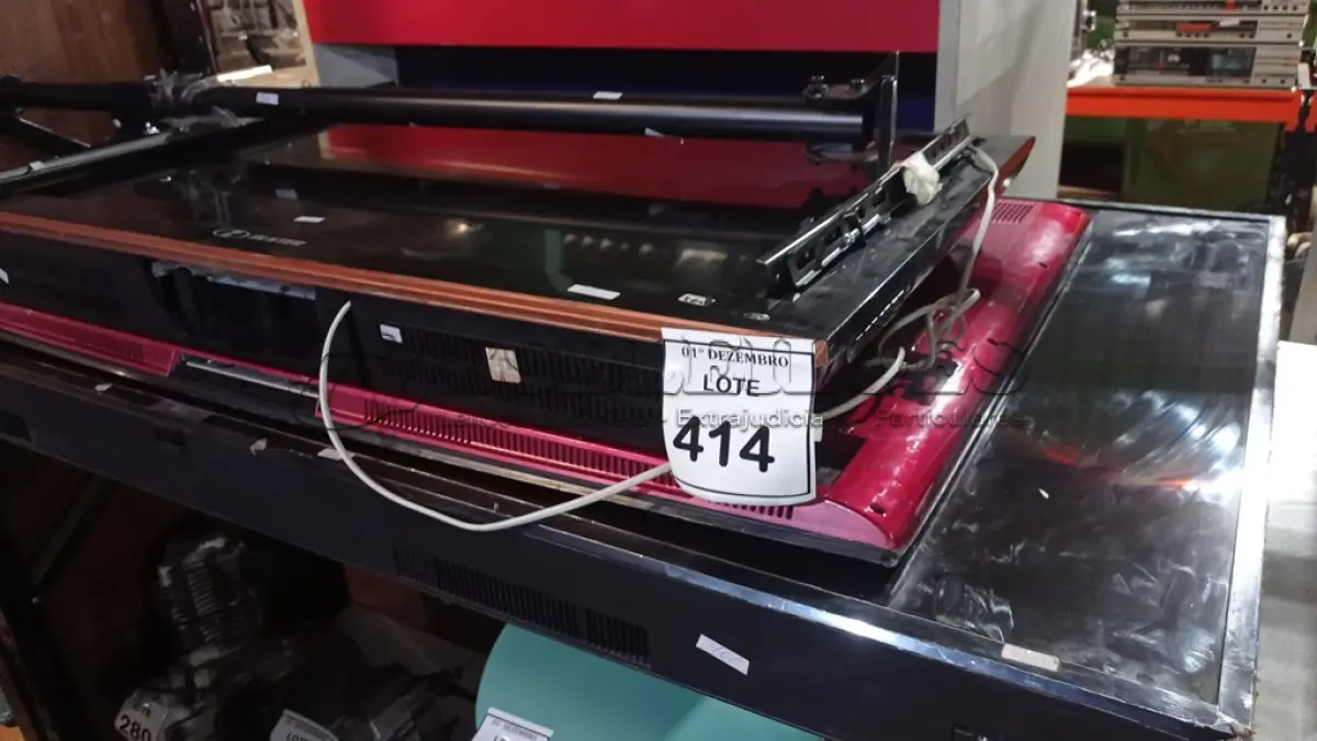LOTE 414 - 03 TVS LCD DE TAMANHOS E MARCAS DIVERSAS E 01 SUPORTE PARA TV. (NO ESTADO) ATENÇÃO! FAZER A VISITAÇÃO ANTES DE ARREMATAR, NÃO SABEMOS SE FUNCIONA, LEILÃO NÃO TEM GARANTIA E NEM DEVOLUÇÃO, SUJEITO A POSSÍVEIS AVARIAS VISÍVEIS/OCULTAS E/OU AUSÊNCIA DE COMPONENTES.