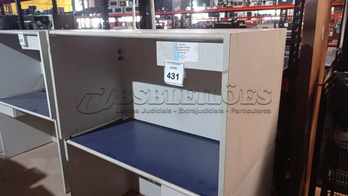 LOTE 431 - 02 MESAS DE ESCRITÓRIO COM 01 GAVETA CADA. (NO ESTADO) ATENÇÃO! FAZER A VISITAÇÃO ANTES DE ARREMATAR, NÃO SABEMOS SE FUNCIONA, LEILÃO NÃO TEM GARANTIA E NEM DEVOLUÇÃO, SUJEITO A POSSÍVEIS AVARIAS VISÍVEIS/OCULTAS E/OU AUSÊNCIA DE COMPONENTES.