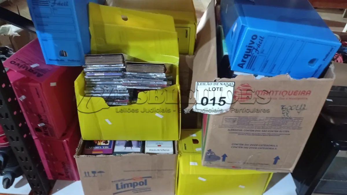LOTE 015 - 01 LOTE COM GRANDE QUANTIDADE DE CDS, DVDS E FITAS DE VÍDEO CASSETE GÊNEROS DIVERSOS. (NO ESTADO) ATENÇÃO! FAZER A VISITAÇÃO ANTES DE ARREMATAR, NÃO SABEMOS SE FUNCIONA, LEILÃO NÃO TEM GARANTIA E NEM DEVOLUÇÃO, SUJEITO A POSSÍVEIS AVARIAS VISÍVEIS/OCULTAS E/OU AUSÊNCIA DE COMPONENTES.