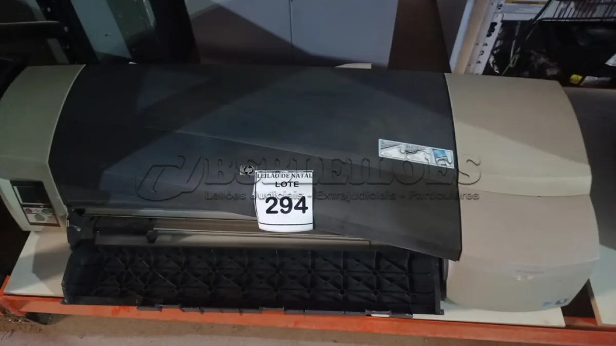 LOTE 294 - 01 PLOTTER DE MESA MODELO DESIGNJET 111 MARCA HP. (NO ESTADO) ATENÇÃO! FAZER A VISITAÇÃO ANTES DE ARREMATAR, NÃO SABEMOS SE FUNCIONA, LEILÃO NÃO TEM GARANTIA E NEM DEVOLUÇÃO, SUJEITO A POSSÍVEIS AVARIAS VISÍVEIS/OCULTAS E/OU AUSÊNCIA DE COMPONENTES.