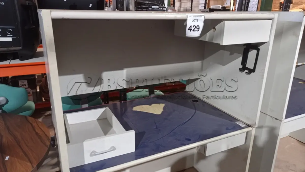 LOTE 429 - 02 MESAS DE ESCRITÓRIO COM 01 GAVETA CADA. (NO ESTADO) ATENÇÃO! FAZER A VISITAÇÃO ANTES DE ARREMATAR, NÃO SABEMOS SE FUNCIONA, LEILÃO NÃO TEM GARANTIA E NEM DEVOLUÇÃO, SUJEITO A POSSÍVEIS AVARIAS VISÍVEIS/OCULTAS E/OU AUSÊNCIA DE COMPONENTES.