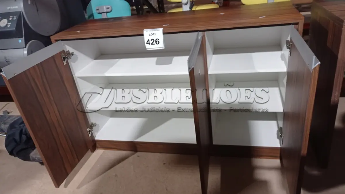 LOTE 426 - 01 ARMÁRIO BAIXO COM 03 PORTAS EM MADEIRA. (NO ESTADO) ATENÇÃO! FAZER A VISITAÇÃO ANTES DE ARREMATAR, NÃO SABEMOS SE FUNCIONA, LEILÃO NÃO TEM GARANTIA E NEM DEVOLUÇÃO, SUJEITO A POSSÍVEIS AVARIAS VISÍVEIS/OCULTAS E/OU AUSÊNCIA DE COMPONENTES.