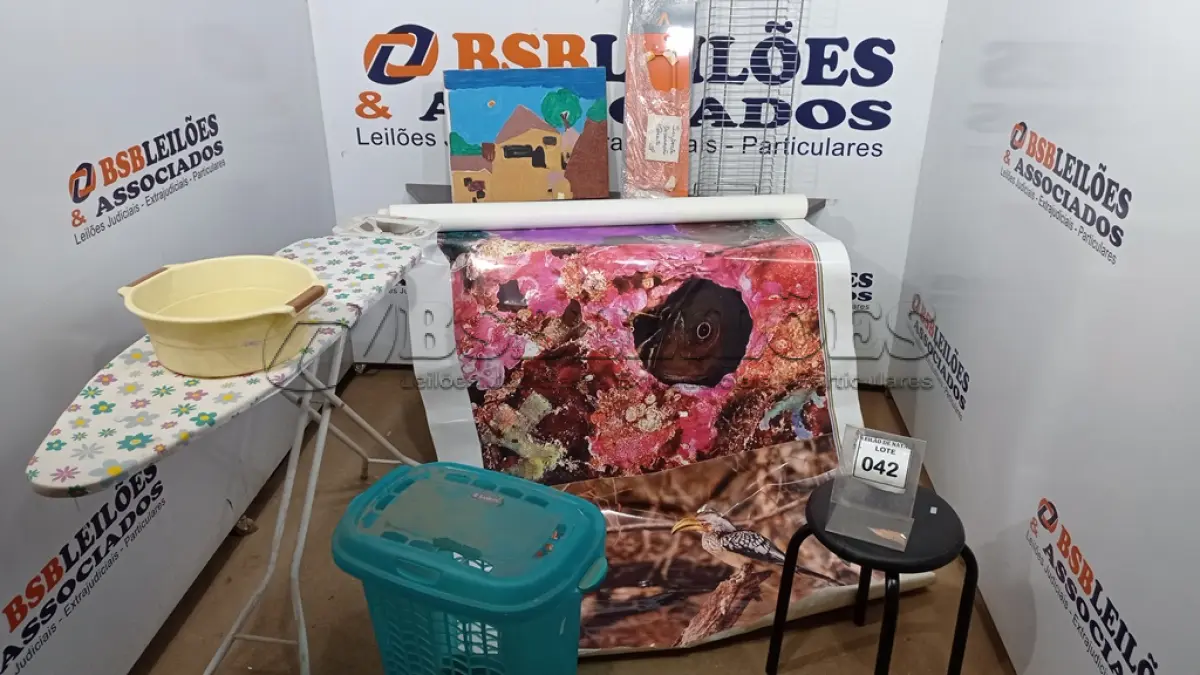 LOTE 042 - 01 CESTO DE ROUPAS, 01 BANCO, 01 SUPORTE DE PAREDE, 01 TÁBUA DE PASSAR E 01 ADESIVO GRANDE COM FOTOS DE ANIMAIS. (NO ESTADO) ATENÇÃO! FAZER A VISITAÇÃO ANTES DE ARREMATAR, NÃO SABEMOS SE FUNCIONA, LEILÃO NÃO TEM GARANTIA E NEM DEVOLUÇÃO, SUJEITO A POSSÍVEIS AVARIAS VISÍVEIS/OCULTAS E/OU AUSÊNCIA DE COMPONENTES.